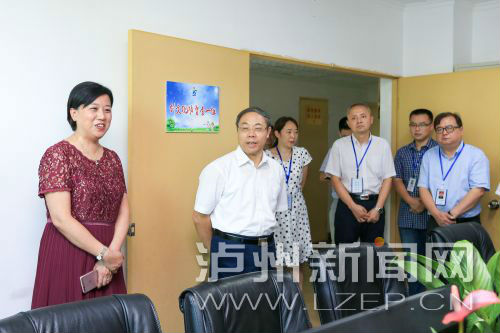 昨日，蔣輔義（左二）看望慰問市創(chuàng)文指揮部同志們 。記者 牟科 攝