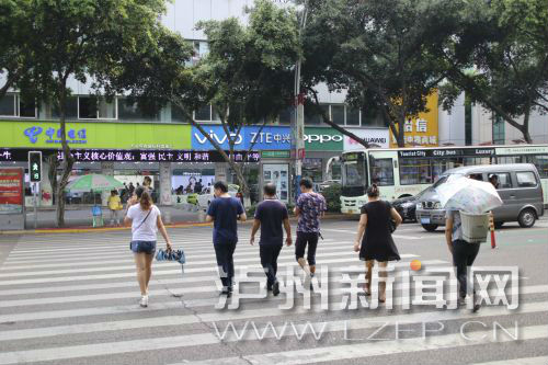 絕大多數(shù)市民都做到了自覺(jué)禮讓斑馬線，不橫穿馬路，不翻越欄桿，做到車讓人、人讓車