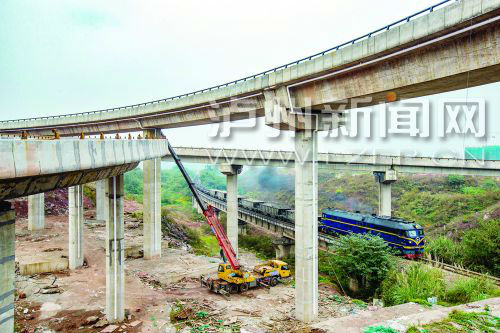 正在建設(shè)中的城西馬屋基立交。 記者 牟科 攝