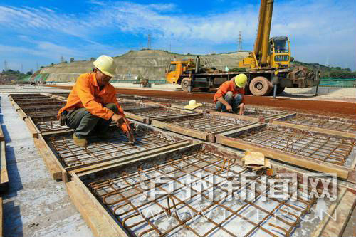 建設(shè)中的馬屋基立交。本報(bào)記者 牟科 攝